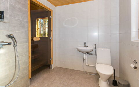 Lokinsiipi: Sol, Luminaire Plomberie, Sol, Bois, Design Intérieur, Salle De Bains, Lavabo, Plafond, Évier, Robinet