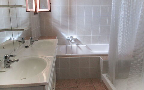 Fromental: Robinet, Luminaire Plomberie, Propriété, Lavabo, Évier, Baignoire, Bâtiment, Salle De Bains, Bois