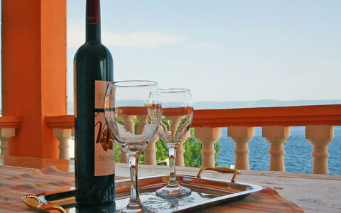 Damjanović: Ciel, Bouteille, Vaisselle, Drinkware, Du Vin, L'Eau, Verres À Pied, Table, Bar