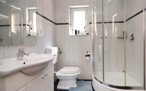 Damjanović: Luminaire Plomberie, Propriété, Évier, Robinet, Blanc, Bâtiment, Salle De Bains, Violet, Lavabo