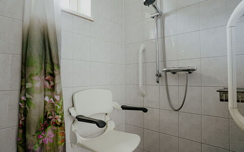 Kraaijennest: Luminaire Plomberie, Siège De Toilette, Toilette, Salle De Bains, Sol, Design Intérieur, Sol, Plomberie, Tuile