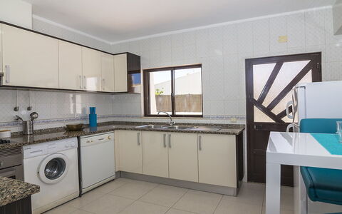 Galé 600M from the Beach: Cabinetry, Comptoir, Meubles, Évier, Evier, Robinet, Bâtiment, Cuisinière, Cuisine, Appareil De Cuisine