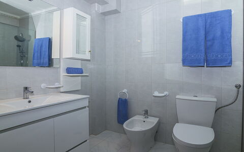 Galé 600M from the Beach: Miroir, Propriété, Lavabo, Évier, Luminaire Plomberie, Bleu, Robinet, Violet, Salle De Bains, Siège De Toilette