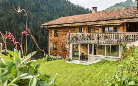 Ferienwohnung Tola: Plante, Bâtiment, Propriété, Fenêtre, Ciel, Chalet, Arbre, Maison, Paysage Naturel, Lot Terre