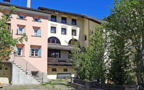 Chesa Frizzoni: Bâtiment, Ciel, Fenêtre, Plante, Arbre, Design Urbain, Zone Résidentielle, Façade, Condominium