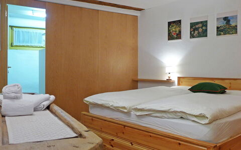 Chesa Frizzoni: Meubles, Propriété, Confort, Bâtiment, Bois, Design Intérieur, Textile, Cadre De Lit, Lit
