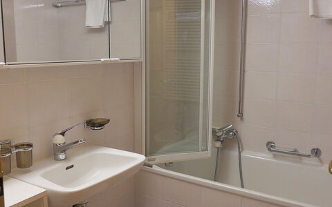 Chesa Frizzoni: Marron, Robinet, Luminaire Plomberie, Évier, Baignoire, Salle De Bains, Lavabo, Tete De Douche, Douche