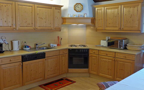 Chesa Frizzoni: Cabinetry, Evier, Comptoir, Propriété, Évier, Meubles, Cuisine, Appareil De Cuisine, Bois, Tiroir