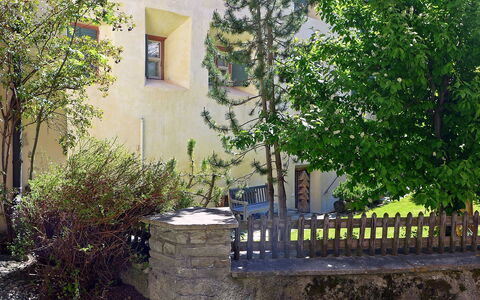 Chesa Frizzoni: Plante, Bâtiment, Propriété, Fenêtre, Branche, Surface De La Route, Arbre, Jaune, Végétation, Lot Terre