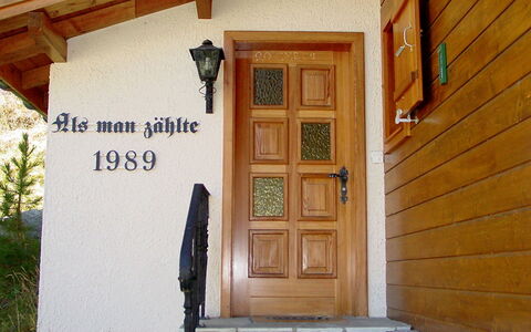 Als Man Zählte 1989: Plante, Bâtiment, Porte, Bois, Mur, Accueil Porte, Façade, Immobilier, Siding