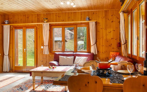 Als Man Zählte 1989: Propriété, Meubles, Bâtiment, Table, Bois, Fenêtre, Design Intérieur, Confort, Ombre, Chaise