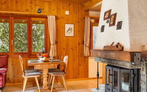 Als Man Zählte 1989: Propriété, Meubles, Fenêtre, Bois, Chaise, Design Intérieur, Architecture, Table, Tache De Bois, Plante