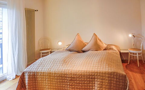 Chesa Vuorcha: Meubles, Confort, Bois, Bâtiment, Fenêtre, Design Intérieur, Cadre De Lit, Sol, Sol, Ombre