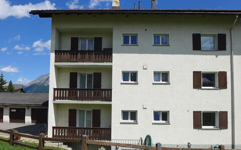 Chesa Vuorcha: Ciel, Bâtiment, Fenêtre, Plante, Nuage, Lot Terre, Maison, Bois, Design Urbain, Immobilier
