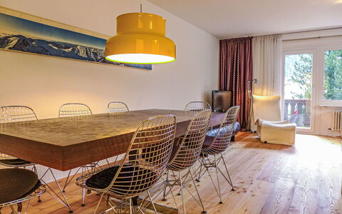 Chesa Vuorcha: Meubles, Table, Propriété, Fenêtre, Bois, Chaise, Design Intérieur, Éclairage, Sol, Sol