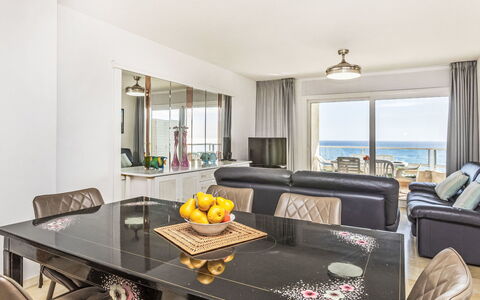 Blanes Beach: Table, Meubles, Canapé, Propriété, Cadre, Design Intérieur, Confort, Éclairage, Sol, Bâtiment