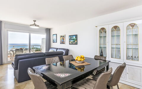 Blanes Beach: Table, Meubles, Canapé, Fenêtre, Chaise, Bois, Éclairage, Canapé-Lit, Salon, Cadre