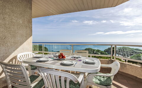 Blanes Beach: Table, Jour, Propriété, Ciel, Meubles, Nuage, L'Eau, Chaise, Ombre, Bois