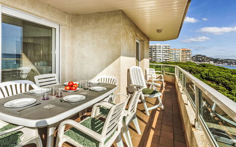 Blanes Beach: Table, Meubles, Propriété, Chaise, Ciel, Bâtiment, Bois, Nuage, Architecture, Ombre