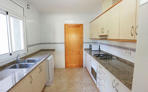 Villa Sant Jordi: Cabinetry, Evier, Évier, Robinet, Propriété, Comptoir, Meubles, Bâtiment, Fenêtre, Cuisine