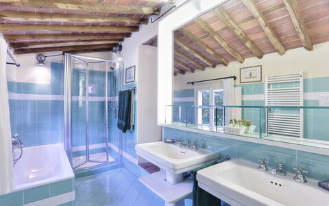 Le Pergole: Salle De Bains, Propriété, Pièce, Bâtiment, Design Intérieur, Architecture, Maison, Immobilier, Plafond, Baignoire