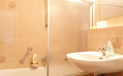 Berchtesgaden 300: Marron, Robinet, Luminaire Plomberie, Évier, Propriété, Lavabo, Salle De Bains, Miroir, Violet
