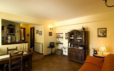 Ivoni 1: Pièce, Propriété, Bâtiment, Design Intérieur, Meubles, Salon, Sol, Maison, Plafond, Domicile