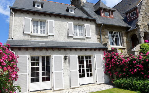 Pasteur: Plante, Fleur, Bâtiment, Ciel, Fenêtre, Propriété, Nuage, Maison, Chalet, Porte