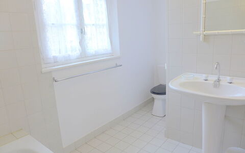 Pasteur: Robinet, Évier, Propriété, Luminaire Plomberie, Fenêtre, Lavabo, Salle De Bains, Design Intérieur