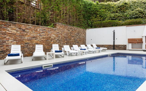 Palmbeach: L'Eau, Propriété, Plante, Piscine, Bleu Azur, Arbre, Mobilier De Jardin, Chaise, Parapluie, Ombre