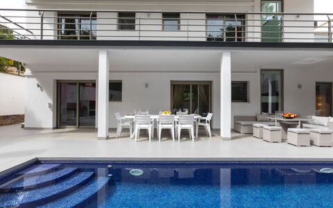Palmbeach: L'Eau, Propriété, Piscine, Meubles, Table, Chaise, Bleu Azur, Fenêtre, Mobilier De Jardin, Ombre