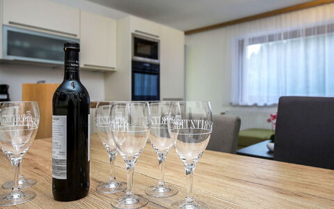Radenthein 110: Vaisselle, Table, Verres À Pied, Meubles, Drinkware, Bouteille, Verre De Vin, Bar, Fenêtre, Du Vin