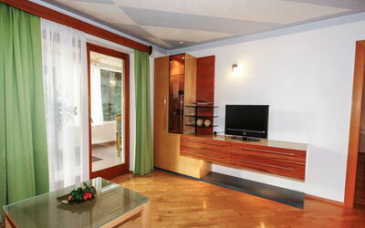 Radenthein 110: Meubles, Télévision, Bâtiment, Canapé, Cabinetry, Plante D'Appartement, Bois, Sol, Table, Confort