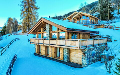 Chalet Flocon de Neige: Ciel, Bâtiment, Neige, Fenêtre, Arbre, Maison, Pente, Bois, Plante, Chalet