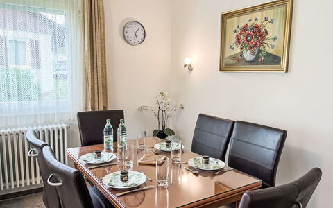 Zum Munteren Eichhörnchen: Meubles, Design Intérieur, Table, Salle À Manger, Table Cuisine Et Salle A Manger, Sol, Éclairage, Chaise, Pièce, Domicile