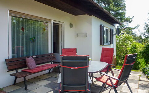 Zum Munteren Eichhörnchen: Meubles, Plante, Propriété, Bâtiment, Arbre, Ombre, Chaise, Mobilier De Jardin, Maison, Bois