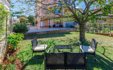 Bruno: Plante, Propriété, Meubles, Bâtiment, Fenêtre, Mobilier De Jardin, Ombre, Table, Paysage Naturel, Herbe