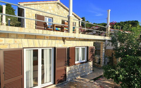 Parunov: Ciel, Bâtiment, Fenêtre, Propriété, Bois, Maison, Plante, Chalet, Brickwork