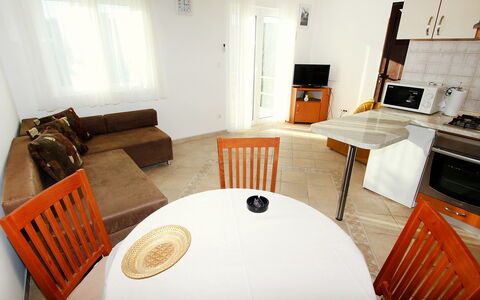 Parunov: Bâtiment, Propriété, Meubles, Table, Cabinetry, Bois, Design Intérieur, Comptoir, Confort, Chaise