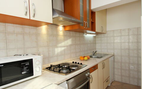 Parunov: Cabinetry, Comptoir, Propriété, Évier, Evier, Robinet, Cuisinière, Cuisine, Bois, Appareil De Cuisine