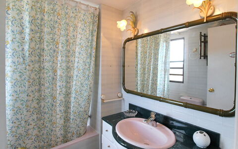 Vistamar: Miroir, Robinet, Luminaire Plomberie, Évier, Propriété, Lavabo, Salle De Bains, Éclairage, Violet, Design Intérieur