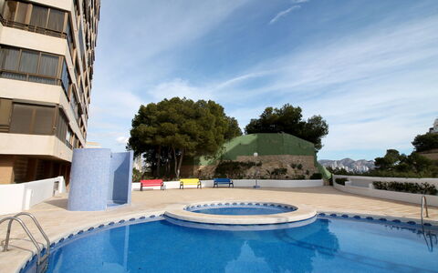 Vistamar: Nuage, L'Eau, Ciel, Jour, Bâtiment, Piscine, Bleu Azur, Plante, Ombre, Loisir