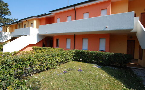 Villaggio Nautilus: Plante, Ciel, Fenêtre, Bâtiment, Lot Terre, Herbe, Zone Résidentielle, Arbre, Façade