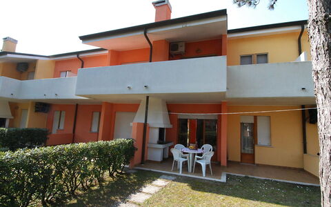 Villaggio Nautilus: Bâtiment, Propriété, Plante, Ciel, Fenêtre, Lot Terre, Zone Résidentielle, Chalet, Maison, Façade