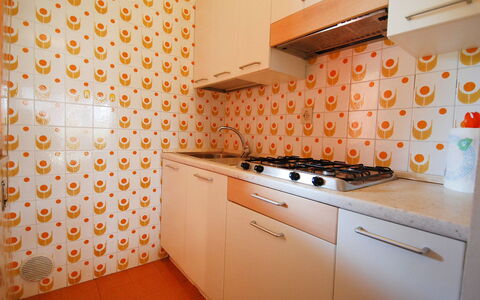 Villaggio Nautilus: Cabinetry, Bâtiment, Comptoir, Appareil De Cuisine, Cuisinière, Orange, Design Intérieur, Cuisine, Électroménager, Maison