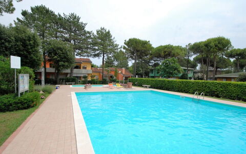 Villaggio Nautilus: L'Eau, Plante, Ciel, Nuage, Piscine, Bâtiment, Arbre, Ombre, Chaise, Herbe