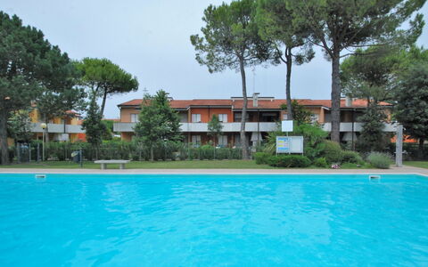 Villaggio Nautilus: L'Eau, Plante, Ciel, Bâtiment, Arbre, Piscine, Maison, Fenêtre, Loisir, Ombre