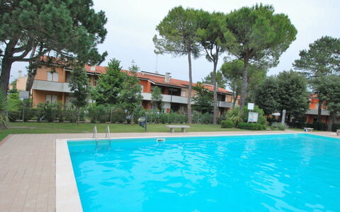 Villaggio Nautilus: L'Eau, Ciel, Plante, Bâtiment, Piscine, Arbre, Ombre, Herbe, Nuage, Loisir
