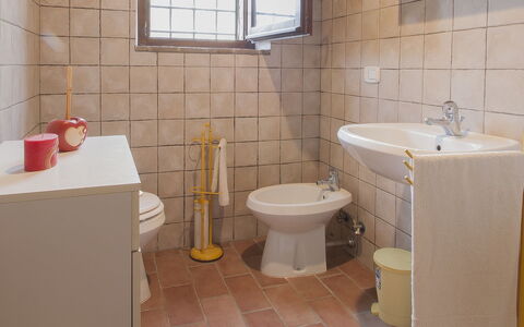 Cortona 935: Luminaire Plomberie, Robinet, Évier, Lavabo, Fenêtre, Salle De Bains, Violet, Design Intérieur, Bâtiment