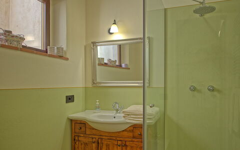 Villa Noceta: Salle De Bains, Pièce, Propriété, Armoire De Toilette, Accessoire Salle De Bain, Lavabo, Mur, Maison, Design Intérieur, Évier